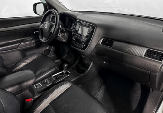 Подержанный автомобиль Mitsubishi Outlander 2013 года (13 фото)