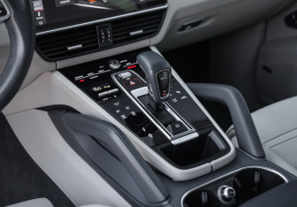 Подержанный автомобиль Porsche Cayenne 2020 года (22 фото)