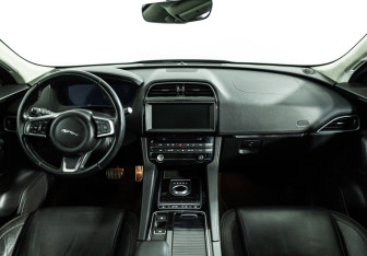 Подержанный автомобиль Jaguar F-Pace 2019 года (13 фото)