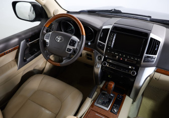 Подержанный автомобиль Toyota Land Cruiser Suv 2013 года (8 фото)