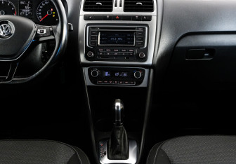 Подержанный автомобиль Volkswagen Polo Sedan 2015 года (12 фото)