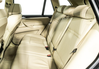 Подержанный автомобиль BMW X5 2008 года (10 фото)