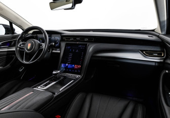 Подержанный автомобиль Hongqi H5 2024 года (11 фото)