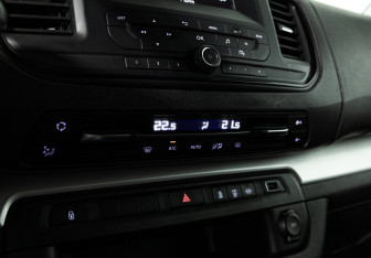Подержанный автомобиль Peugeot Traveller 2021 года (16 фото)