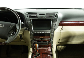 Подержанный автомобиль Lexus LS 2008 года (14 фото)