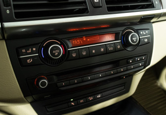 Подержанный автомобиль BMW X5 2008 года (23 фото)