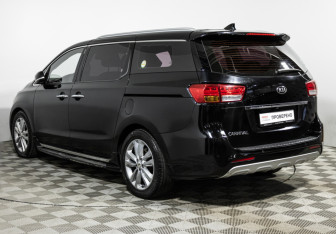 Подержанный автомобиль Kia Carnival 2017 года (7 фото)