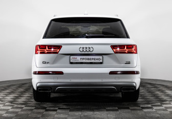 Подержанный автомобиль Audi Q7 2015 года (6 фото)