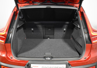 Подержанный автомобиль Volvo XC40 2018 года (19 фото)