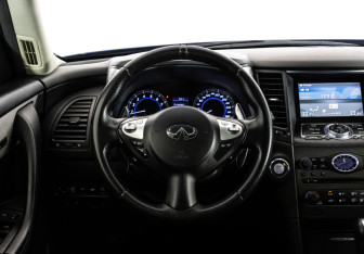 Подержанный автомобиль Infiniti QX70 2013 года (12 фото)