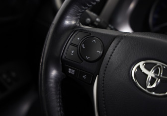 Подержанный автомобиль Toyota RAV4 2017 года (11 фото)