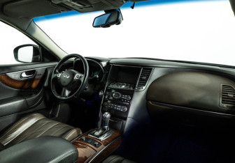 Подержанный автомобиль Infiniti QX70 2013 года (9 фото)