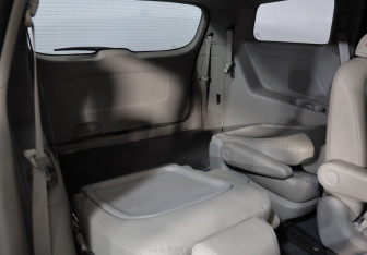 Подержанный автомобиль Kia Carnival 2018 года (28 фото)