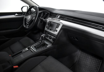 Подержанный автомобиль Volkswagen Passat Sedan 2015 года (14 фото)