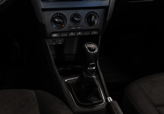 Подержанный автомобиль Skoda Rapid Liftback 2016 года (11 фото)