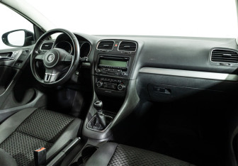 Подержанный автомобиль Volkswagen Golf Hatchback 2010 года (9 фото)