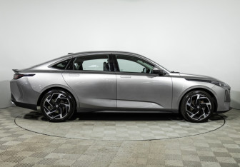 Подержанный автомобиль Changan Lamore 2023 года (4 фото)