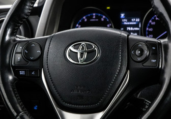 Подержанный автомобиль Toyota RAV4 2019 года (11 фото)