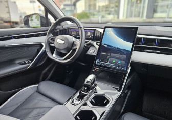 Подержанный автомобиль Geely Atlas 2024 года (16 фото)