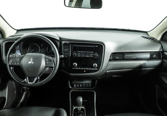 Подержанный автомобиль Mitsubishi Outlander 2020 года (13 фото)