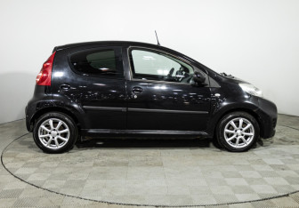Подержанный автомобиль Peugeot 107 2009 года (4 фото)