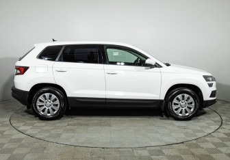 Подержанный автомобиль Skoda Karoq 2021 года (4 фото)