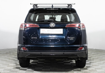Подержанный автомобиль Toyota RAV4 2019 года (11 фото)