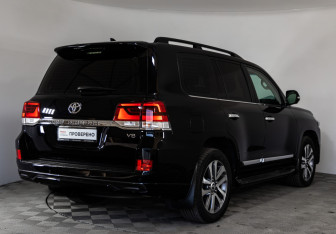 Подержанный автомобиль Toyota Land Cruiser Suv 2016 года (5 фото)