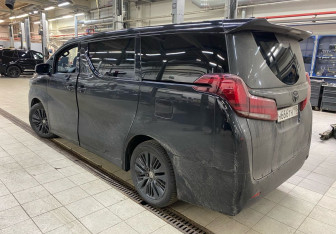 Подержанный автомобиль Toyota Alphard 2021 года (4 фото)