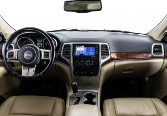 Подержанный автомобиль Jeep Grand Cherokee 2011 года (10 фото)