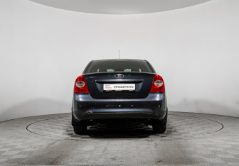 Подержанный автомобиль Ford Focus Sedan 2011 года (6 фото)