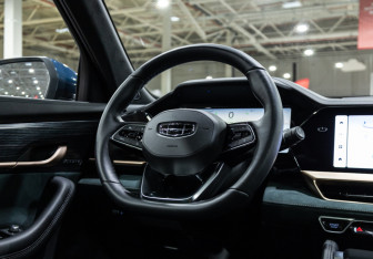 Подержанный автомобиль Geely Monjaro 2024 года (14 фото)