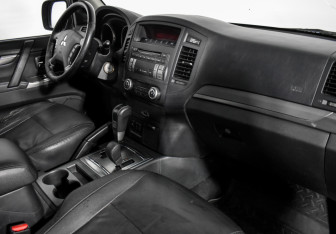 Подержанный автомобиль Mitsubishi Pajero 2014 года (13 фото)