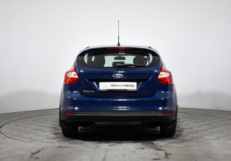 Подержанный автомобиль Ford Focus Hatchback 2013 года (6 фото)