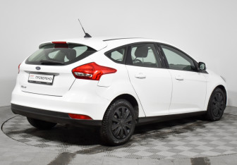 Подержанный автомобиль Ford Focus Hatchback 2017 года (5 фото)