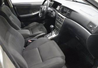 Подержанный автомобиль Toyota Corolla Sedan 2005 года (12 фото)