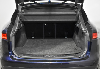 Подержанный автомобиль Jaguar F-Pace 2017 года (22 фото)