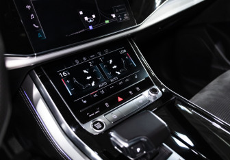 Подержанный автомобиль Audi Q8 2020 года (26 фото)