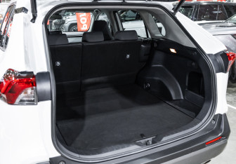 Подержанный автомобиль Toyota RAV4 2021 года (11 фото)