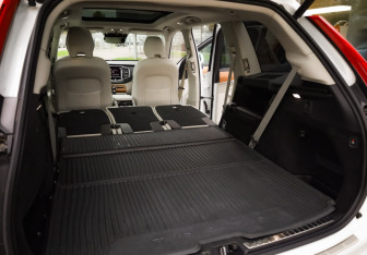 Подержанный автомобиль Volvo XC90 2022 года (36 фото)