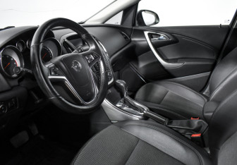 Подержанный автомобиль Opel Astra Hatchback 2012 года (9 фото)