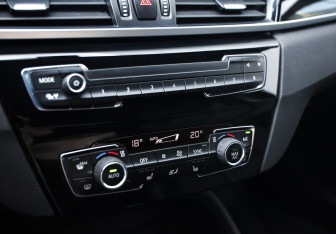 Подержанный автомобиль BMW X1 2018 года (19 фото)
