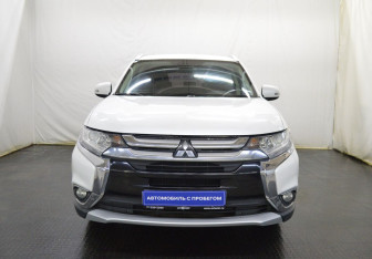 Подержанный автомобиль Mitsubishi Outlander 2015 года (2 фото)