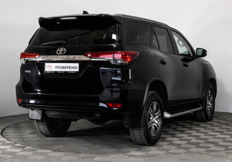 Подержанный автомобиль Toyota Fortuner 2018 года (6 фото)