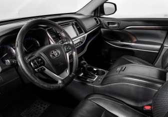 Подержанный автомобиль Toyota Highlander 2014 года (9 фото)