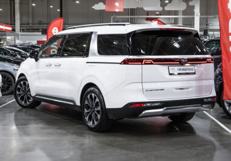 Подержанный автомобиль Kia Carnival 2020 года (11 фото)