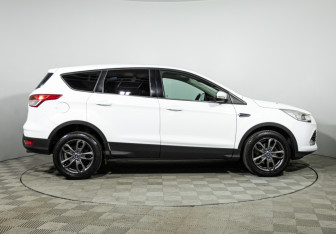 Подержанный автомобиль Ford Kuga 2016 года (4 фото)