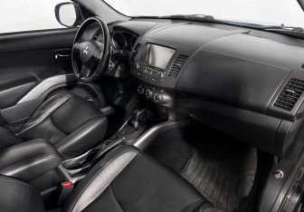 Подержанный автомобиль Mitsubishi Outlander 2012 года (13 фото)