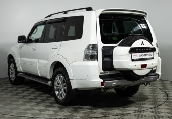 Подержанный автомобиль Mitsubishi Pajero 2013 года (7 фото)
