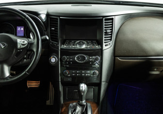 Подержанный автомобиль Infiniti QX70 2013 года (14 фото)